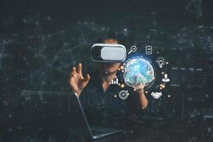 mujer de negocios vistiendo vr lentes y accediendo el nube informática tecnología Internet almacenamiento red concepto y un grande base de datos grande datos mediante Internet tecnología. metaverso tecnología idea. foto