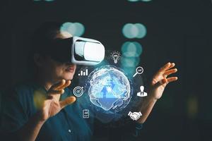 mujer de negocios vistiendo vr lentes y accediendo el nube informática tecnología Internet almacenamiento red concepto y un grande base de datos grande datos mediante Internet tecnología. metaverso tecnología idea. foto