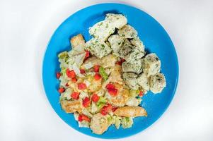 Chicken salad with spinach and crispy potatoes dressed with olive oil, garlic, lemon, onion and thyme photo