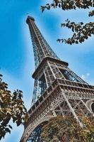el eiffel excursión símbolo de París, capital de Francia, fotografiado desde abajo en todas el grandeza de el de la torre hierro estructura foto