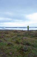 hermosa paisaje en Islandia con irreconocible mujer visto desde su espalda foto