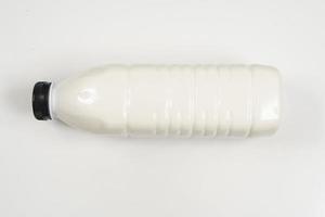 Bote de leche de plástico de 1 litro sobre fondo blanco. foto