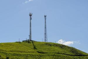 móvil célula torre en abierto campo con azul cielo foto
