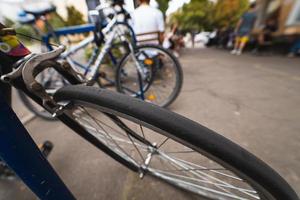 ruedas de bicicleta cerca de la calle foto