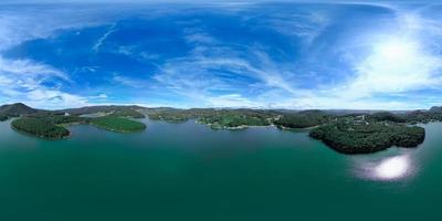 360 panorama de sereno tuyen justicia lago en medio de lozano verde bosque y majestuoso montañas en da lat, Vietnam foto