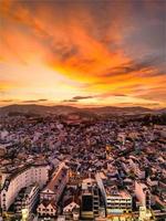 radiante puesta de sol horizonte cautivador rojo cielo ver de da lat ciudad, Vietnam con un maravilloso mezcla de colores Entre paisaje urbano y cielo a oscuridad foto