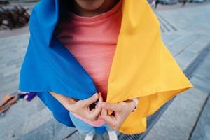 mujer joven cubierta con la bandera ucraniana foto