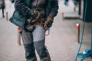 escalador trabajador preparándose para trabajos en altura. foto