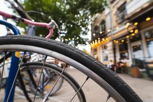 ruedas de bicicleta cerca de la calle foto