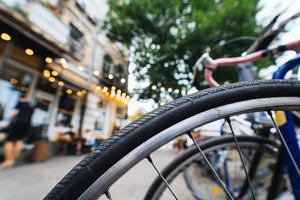 ruedas de bicicleta cerca de la calle
