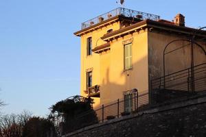 cerca arriba medieval casa en el histórico centrar de el Bérgamo ciudad, Italia. foto