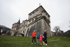 madre con cuatro hijos visita el castillo de pidhirtsi, región de lviv, ucrania. turista familiar. foto