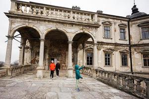 madre con niños visitar pidhirtsi castillo, lviv región, Ucrania. familia turista. foto