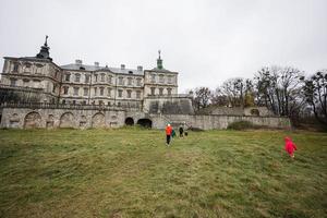 madre con cuatro hijos visita el castillo de pidhirtsi, región de lviv, ucrania. turista familiar. foto