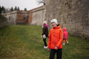 madre con cuatro hijos visita el castillo de pidhirtsi, región de lviv, ucrania. turista familiar. foto