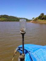 transportar barco a través de río en sur Brasil foto