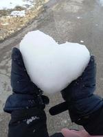 corazón hecho de nieve Mano foto