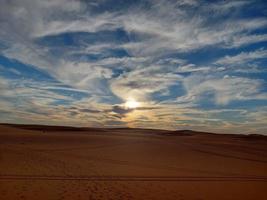 Desierto paisaje con cielo foto