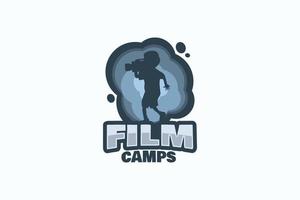 película acampar logo con un combinación de película acampar letras con un silueta de un niño haciendo un vídeo vector