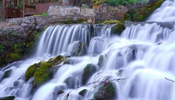 paisaje de río de larga exposición durante el otoño foto