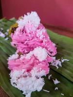 tradicional jepara alimento, a saber gethuk putu mayang mezclado gendarme cuales es dado rallado Coco. foto