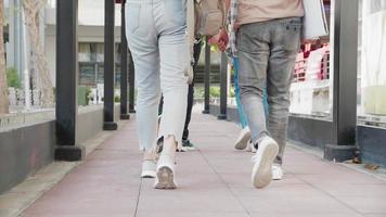 närbild av ben av studenter gående på gångväg video