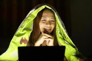 asiático mujer obtener convertido en por el en línea películas ellos mirar. foto