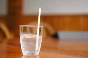 frío agua vaso en el mesa foto