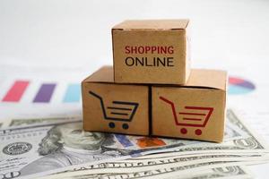 compras en línea, caja de carrito de compras con dinero, exportación de importación, comercio financiero. foto