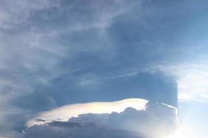 oscuro azul nube con blanco ligero Dom conjunto cielo antecedentes y ciudad ligero medianoche noche hora foto