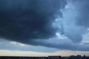 oscuro azul nube con blanco ligero puesta de sol cielo antecedentes y ciudad ligero medianoche noche hora foto