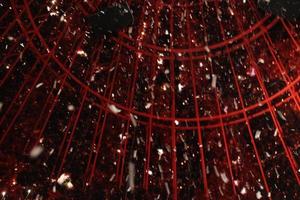 jaula roja negra con fondo de caída de flujo de mosca de papel de nieve blanca foto