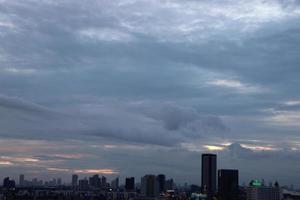 oscuro azul nube con blanco ligero puesta de sol cielo antecedentes y ciudad ligero medianoche noche hora foto