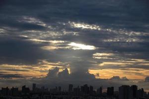 oscuro azul nube con blanco ligero Dom conjunto cielo antecedentes y ciudad ligero medianoche noche hora foto