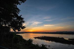 hermosa paisaje y puesta de mekhong río Entre Tailandia y Laos desde chiang kan distrito.el mekong, o mekong río, es un transfronterizo río en este Asia y Sureste Asia foto