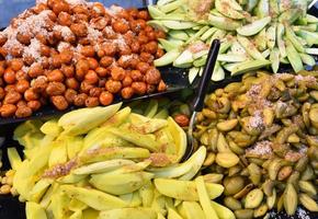 Asia Fruta preservar en bandeja con estrella Grosella, mango, garcinia schomburgkiana pierre y pastilla Fruta para rebaja en calle comida Tailandia foto