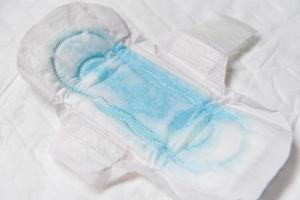 sanitario servilleta o femenino sanitario almohadilla con azul agua pruebas para absorber agua - hembra higiene medio mujer período producto absorbente hojas
