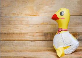 amarillo caucho Pato para nadando y bebé juguete niño bañera vestir pañal en de madera foto