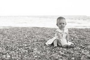 hermosa pequeño niña en el playa foto