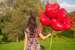 mujer participación corazón conformado globos foto