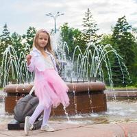 pequeño niña vestido como bailarina foto