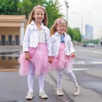 pequeño muchachas vestido como bailarinas foto