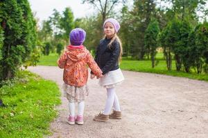 pequeño hermanas en el parque foto