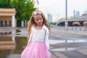 pequeño niña vestido como bailarina foto