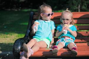 pequeño hermanas en el parque foto