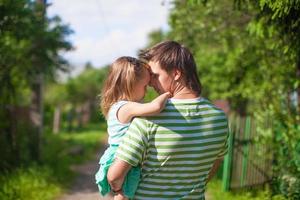 padre e hija al aire libre foto