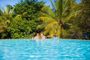 madre y hijas en el piscina foto