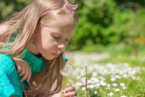 pequeño niña con flores en el jardín foto