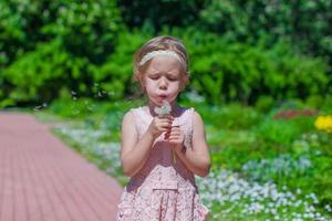 pequeño niña con flores en el jardín foto