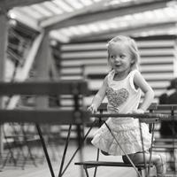 pequeño niña en un silla foto